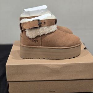 Ugg Ultra Mini Belted Roller In Chestnut
